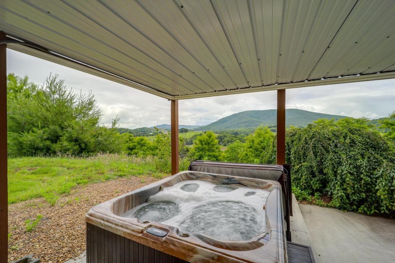 Classy Home With Hot Tub And Mt Jefferson Views! ウエスト・ジェファーソン エクステリア 写真