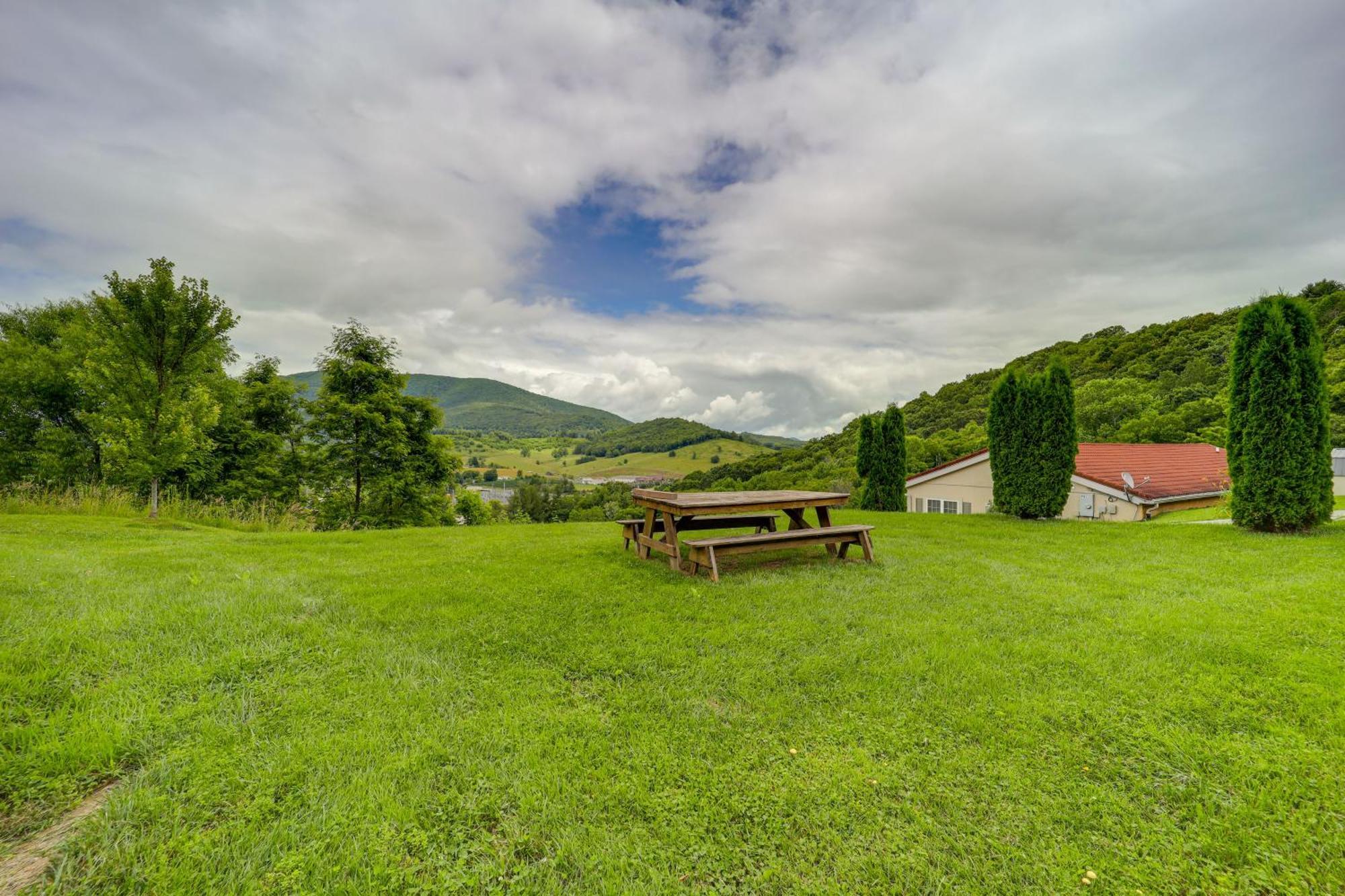 Classy Home With Hot Tub And Mt Jefferson Views! ウエスト・ジェファーソン エクステリア 写真