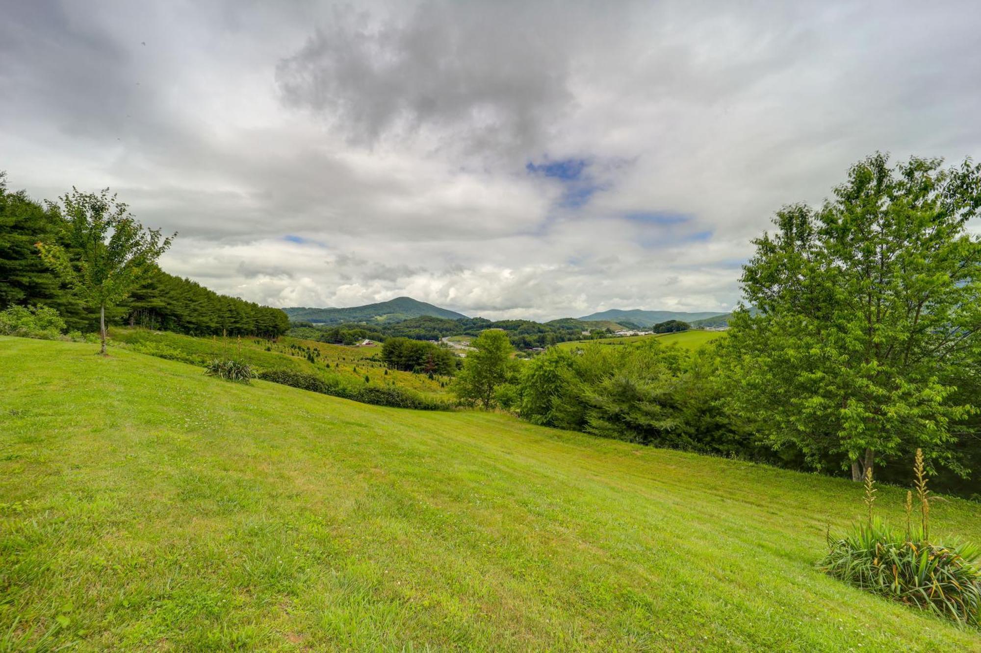 Classy Home With Hot Tub And Mt Jefferson Views! ウエスト・ジェファーソン エクステリア 写真