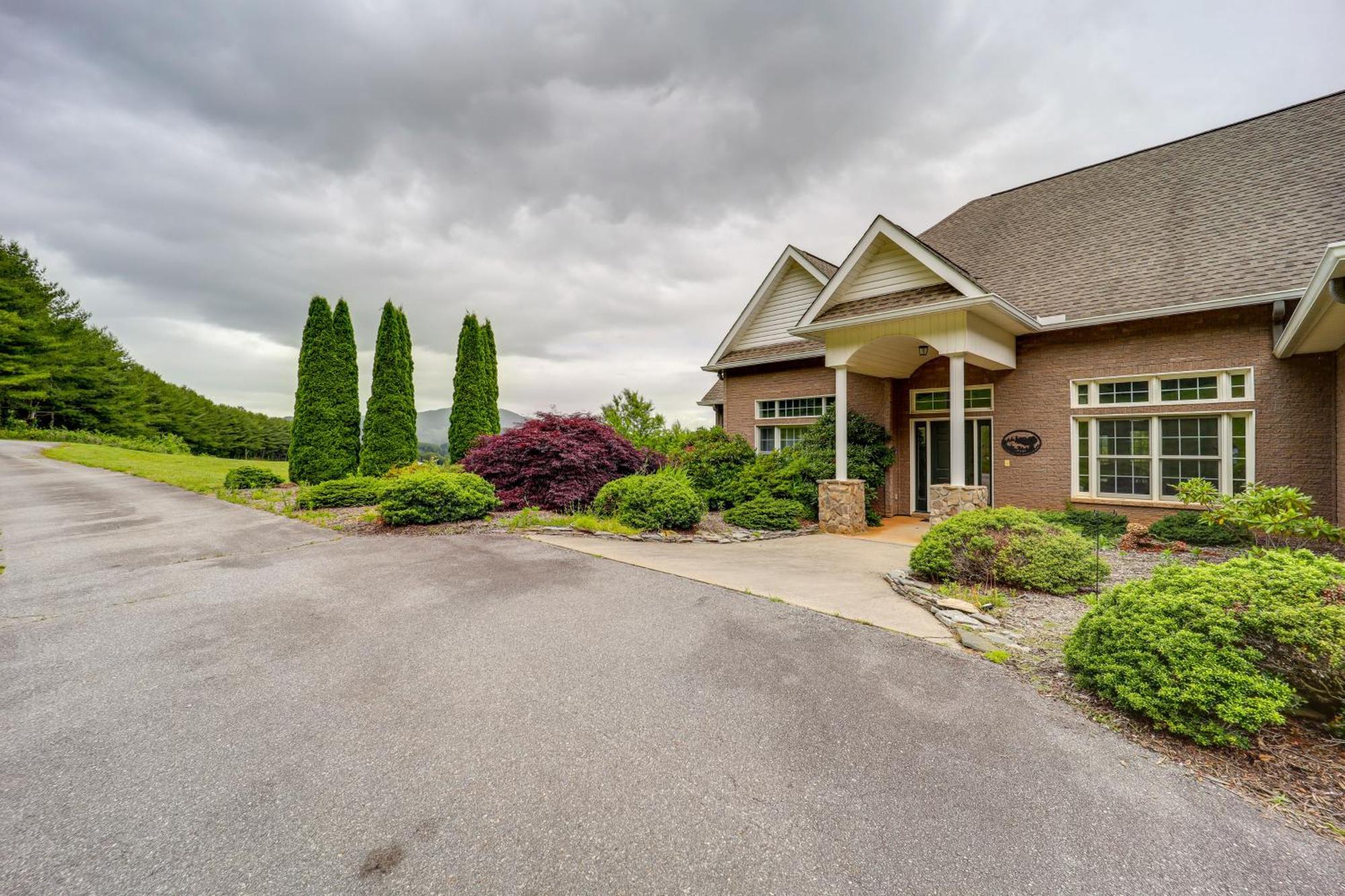 Classy Home With Hot Tub And Mt Jefferson Views! ウエスト・ジェファーソン エクステリア 写真