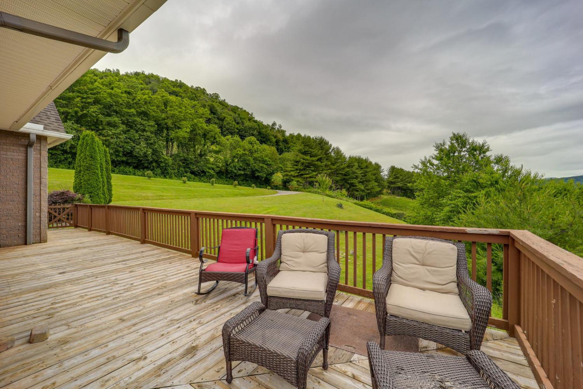 Classy Home With Hot Tub And Mt Jefferson Views! ウエスト・ジェファーソン エクステリア 写真