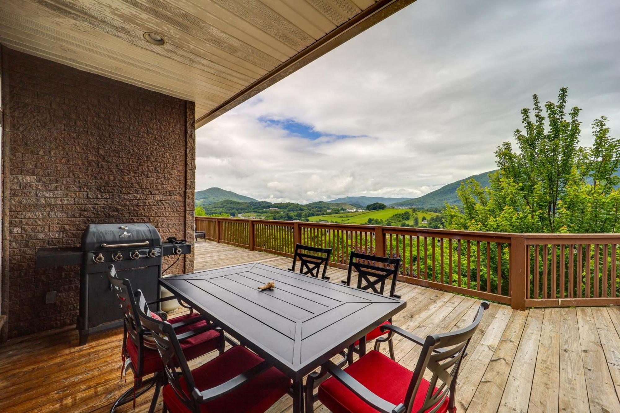 Classy Home With Hot Tub And Mt Jefferson Views! ウエスト・ジェファーソン エクステリア 写真