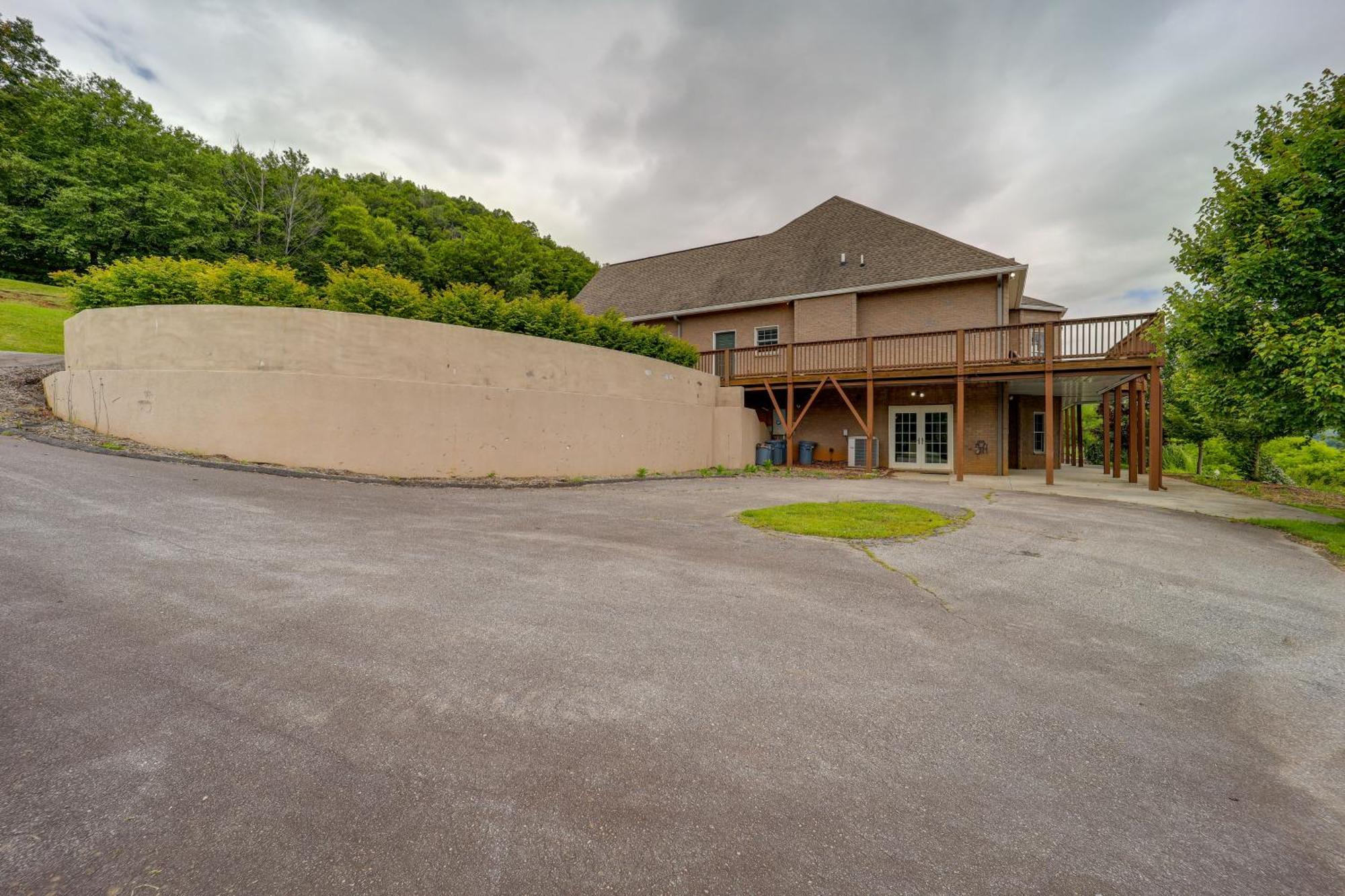 Classy Home With Hot Tub And Mt Jefferson Views! ウエスト・ジェファーソン エクステリア 写真